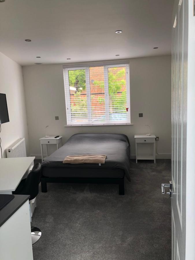 Self Contained Ensuite Double Bedroom With Own Entrance Free Off Street Parking Privatunterkunft *
